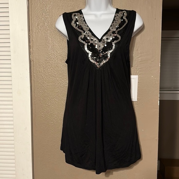 WOMEN’S Black Sleeveless Dressy Tank with V Neck Sequin detail - Picture 1 of 4